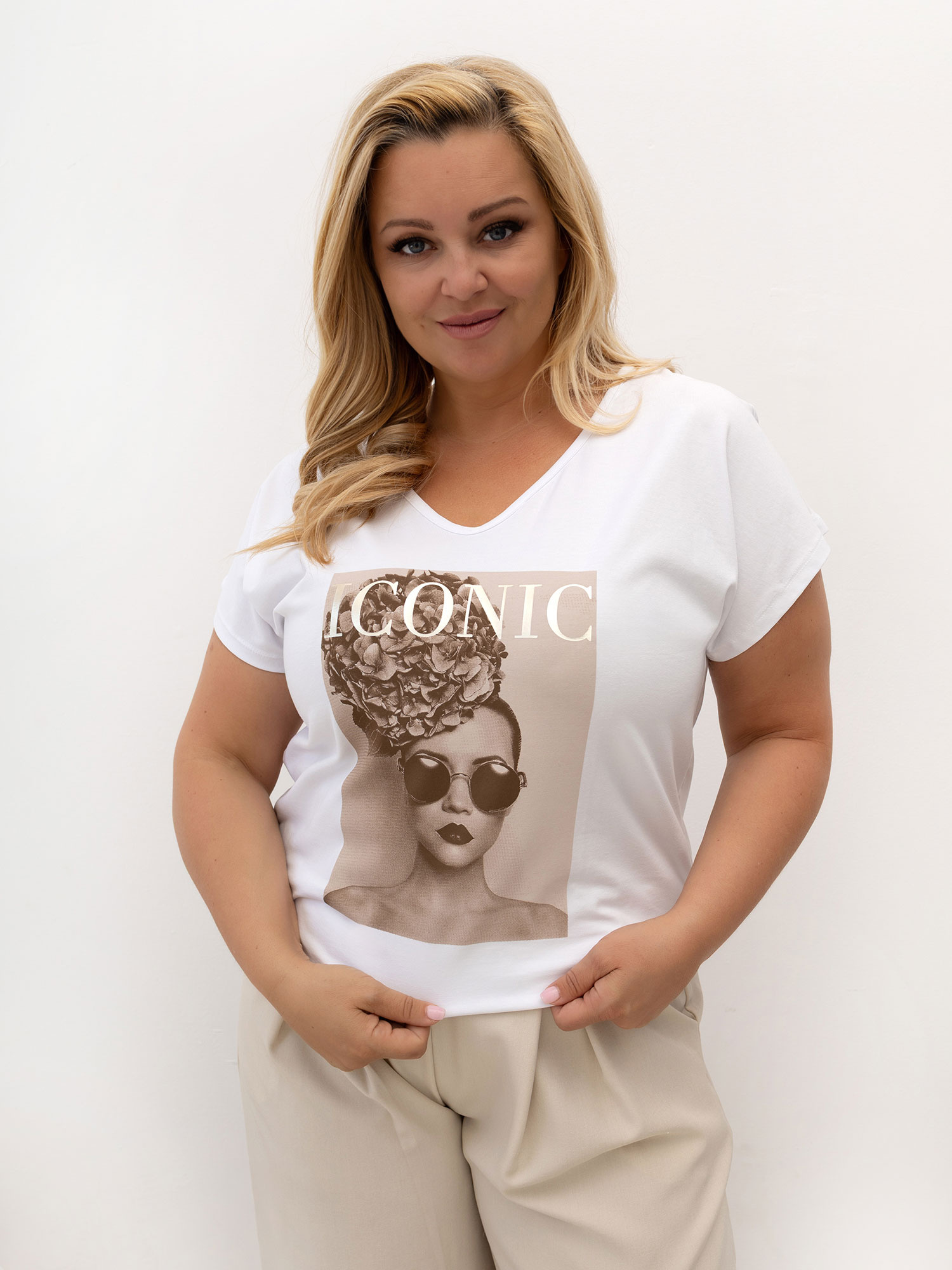 Bílý dámský tričko plus size s nápisem.