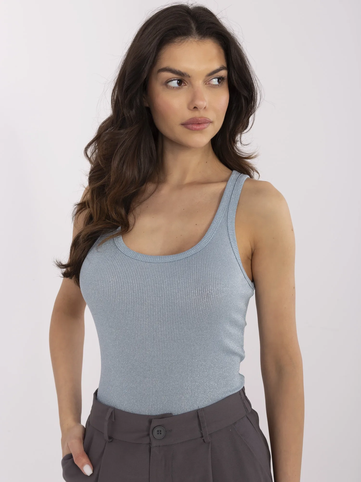 Grau-blau gestreifter, taillierter Top.