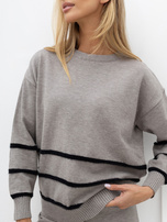 Grau gestricktes Set mit weiten Hosen.
