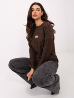 Brązowy prążkowany sweter z naszywką