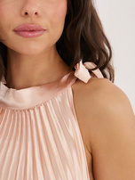 Brzoskwiniowa elegancka sukienka bez rękawów RUE PARIS