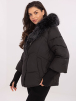 Schwarze Winterjacke mit Kapuze.