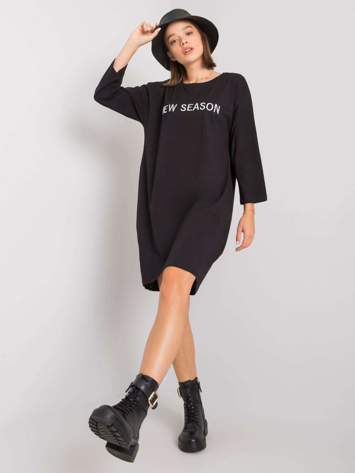 Schwarzes Kleid mit dem Aufdruck Raina.