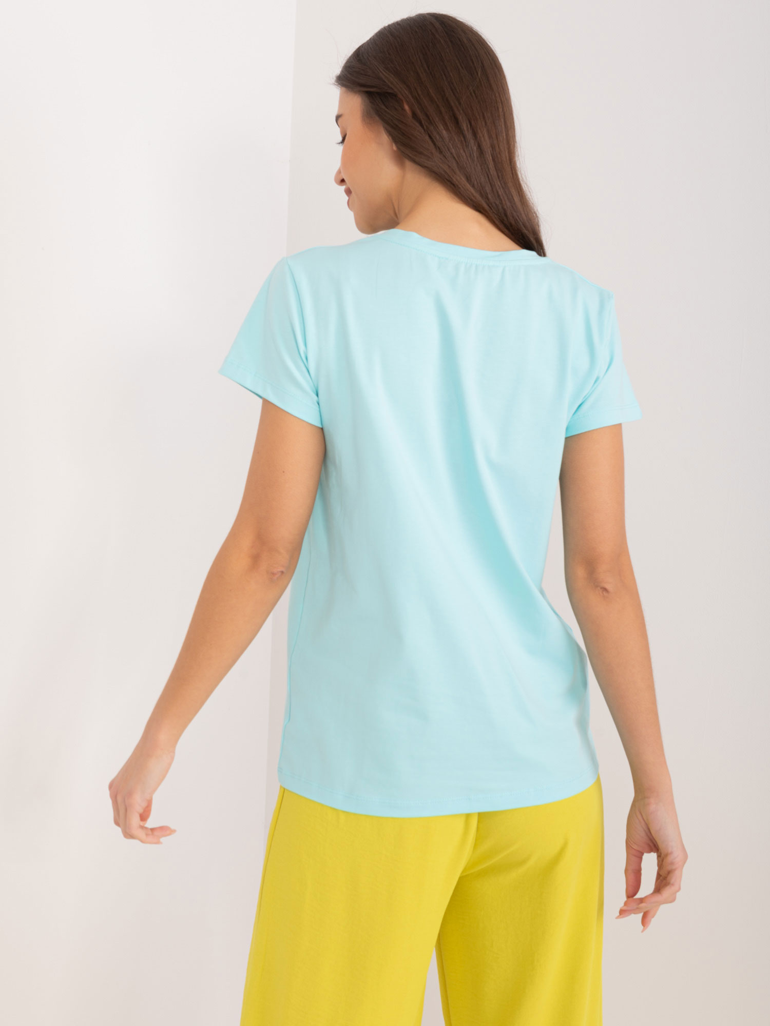 Mintgrünes T-Shirt mit Blumenapplikation BASIC FEEL GOOD.