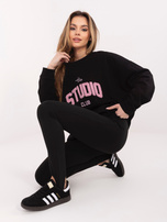 Černá oversized mikina s vyvýšeným nápisem.