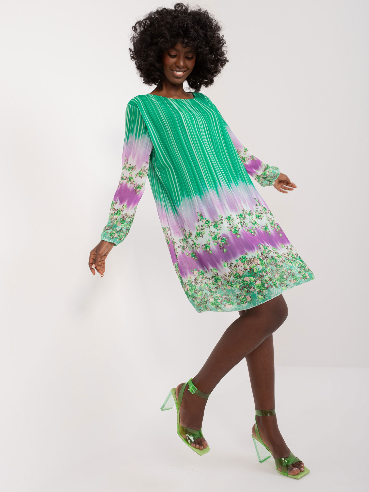 Großhandel Grünes Damenkleid mit bunten Drucken.