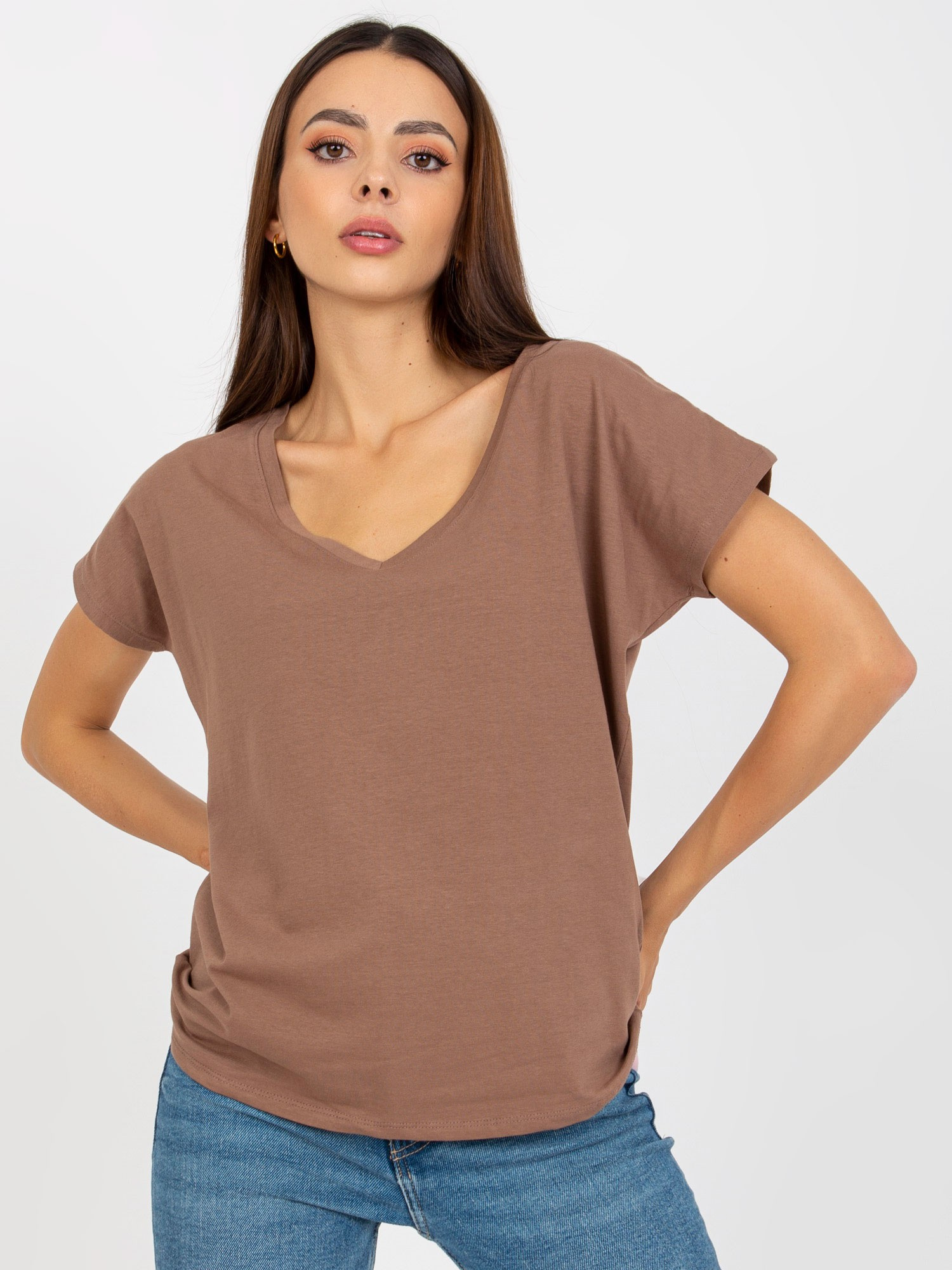 Brązowy t-shirt basic z dekoltem w serek