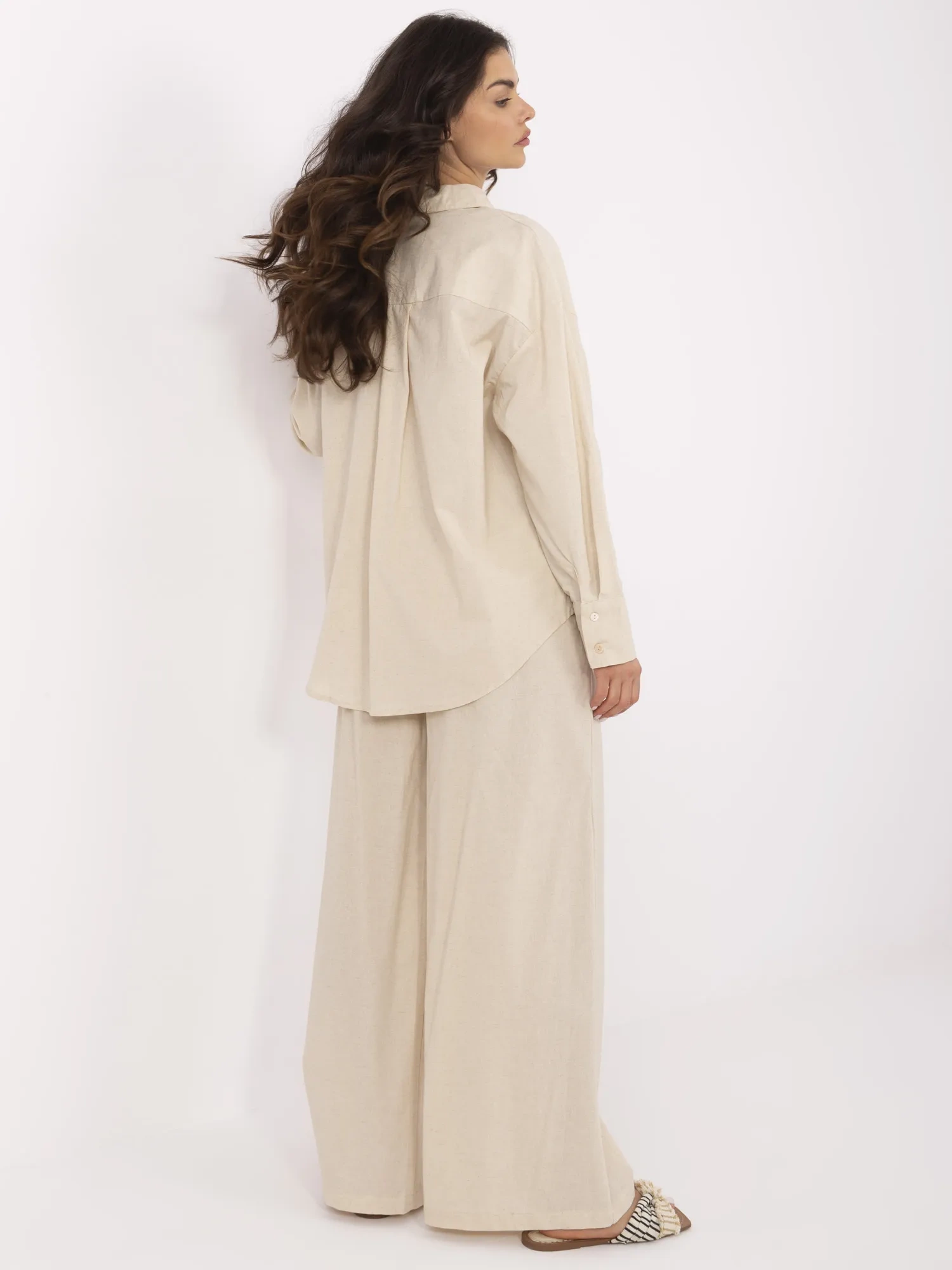 Beige Zweiteiler mit Leinenanteil.