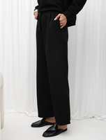 Černý zateplený basic dres s krátkou mikinou.