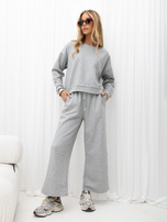 Grau gefüttertes Basic-Set mit weit geschnittenen Hosen.