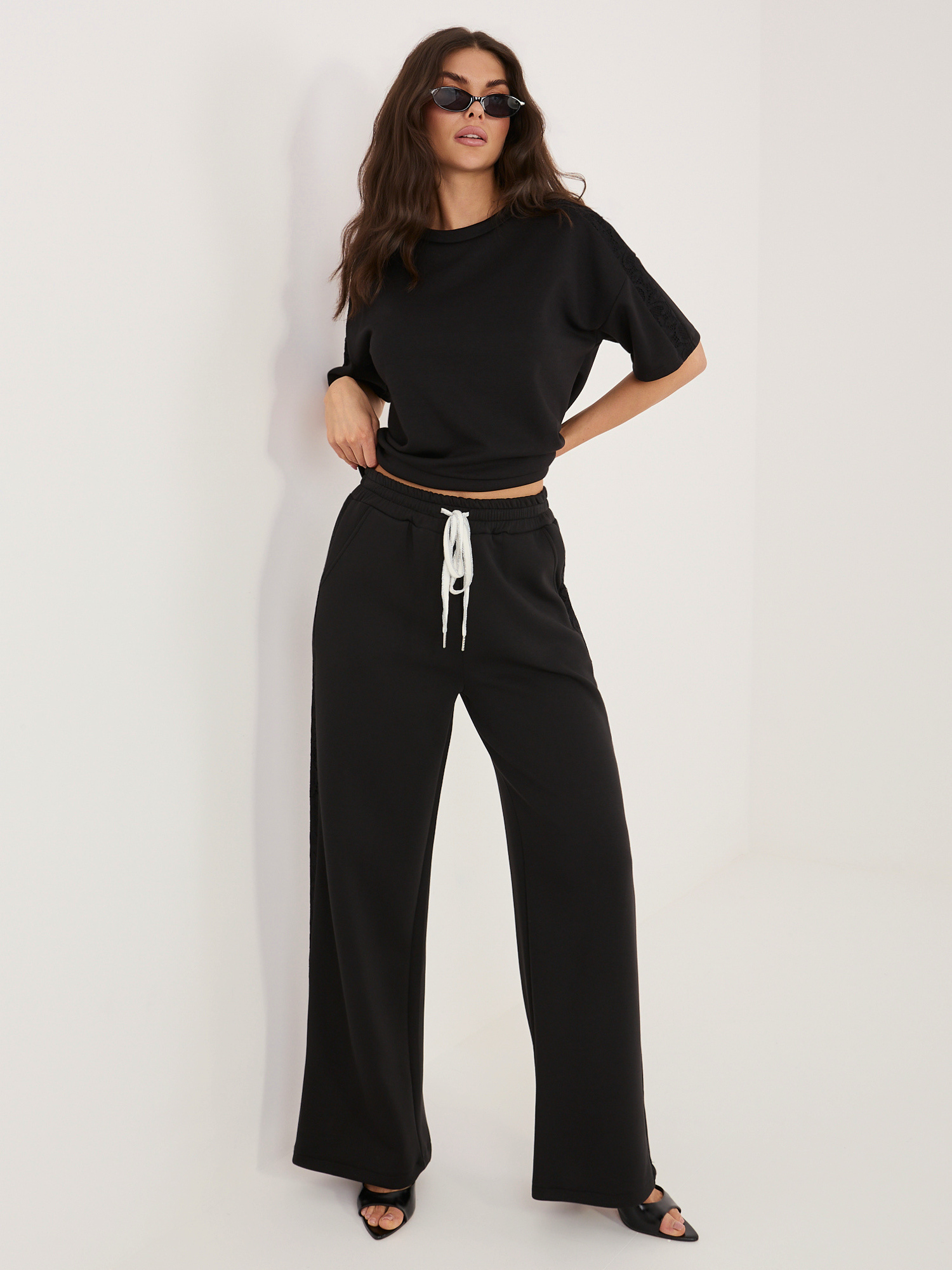 Czarne dresowe spodnie wide leg od kompletu