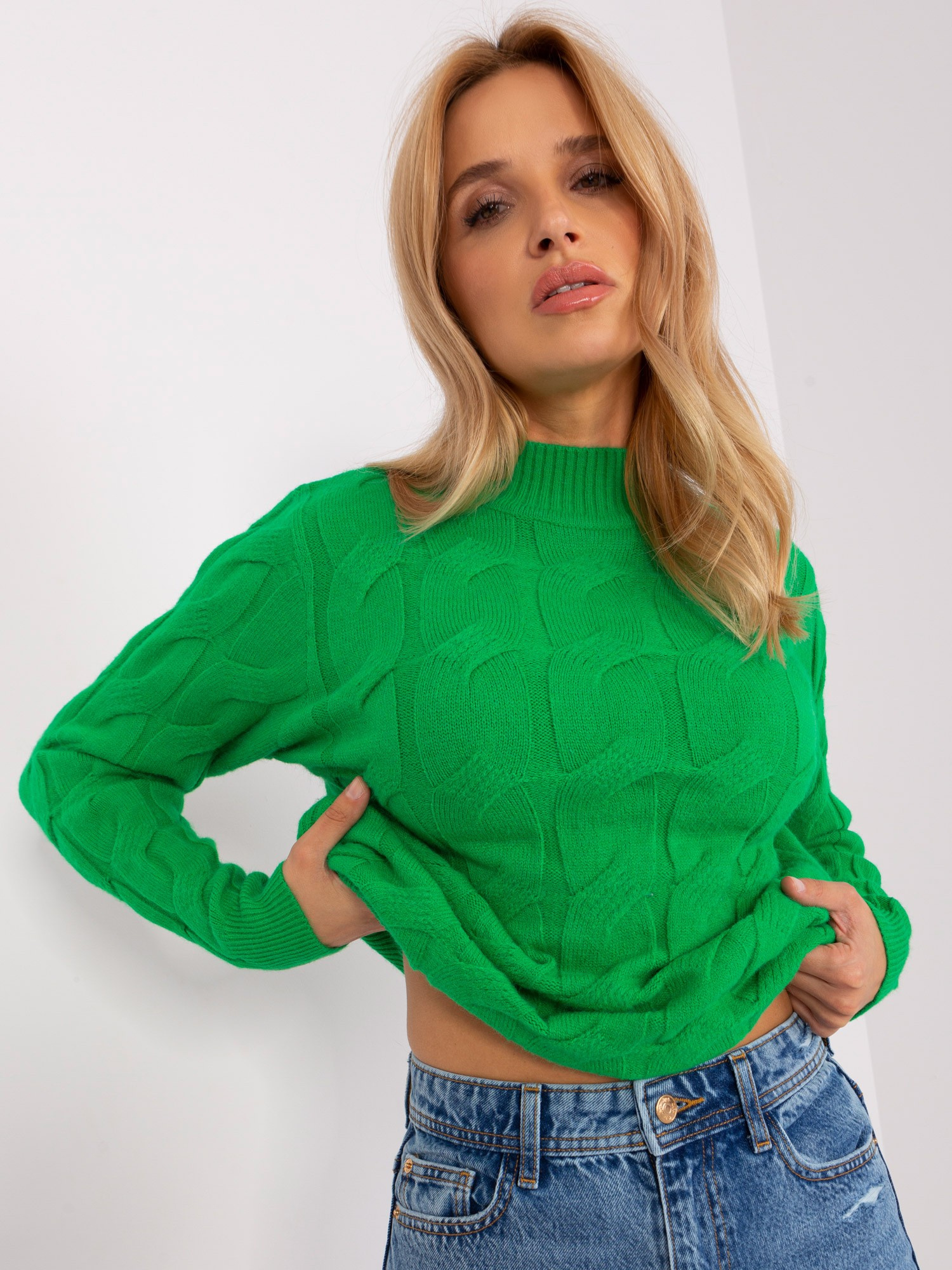 Zielony luźny sweter z dzianiny