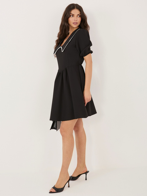 Czarna rozkloszowana sukienka z kołnierzykiem