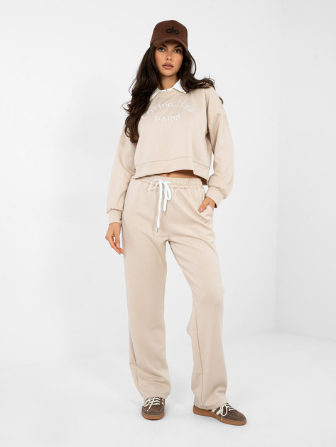 Jasnobeżowy komplet z prostymi spodniami