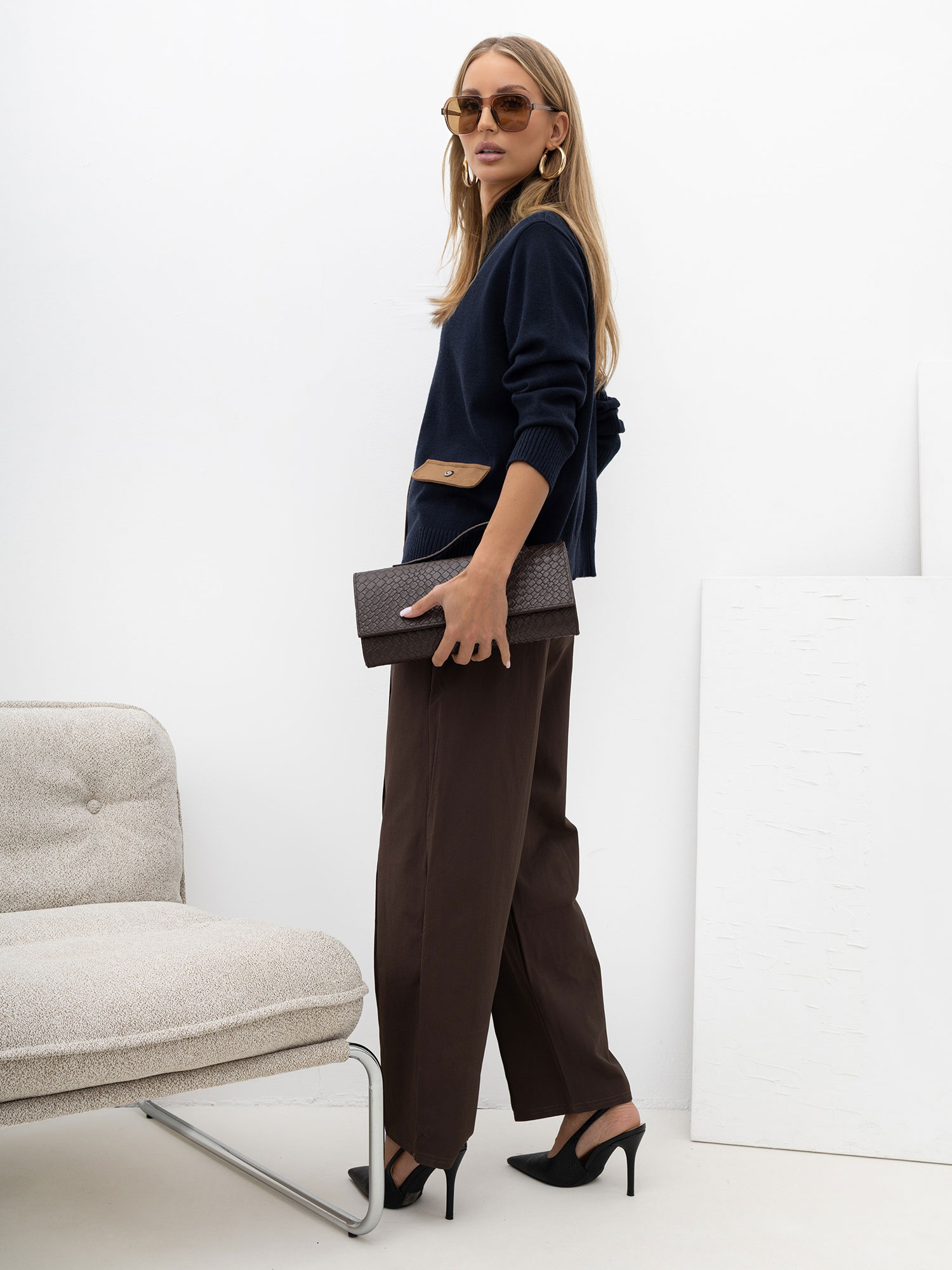 Granatowy damski sweter oversize ze stójką