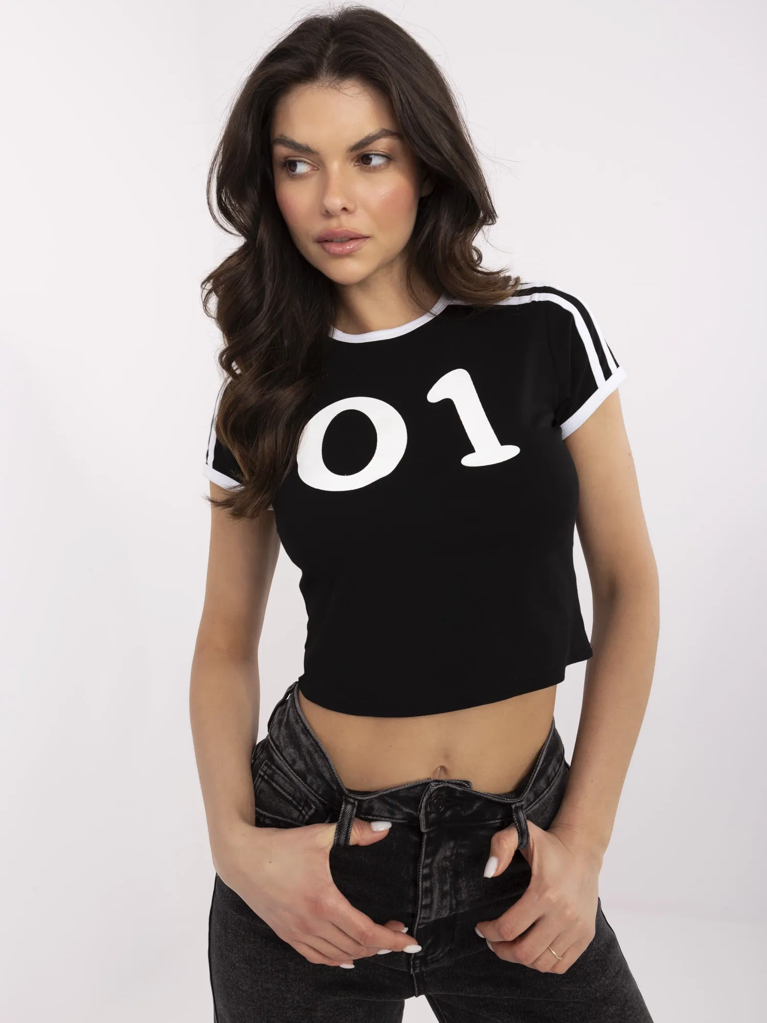Czarno-biały krótki t-shirt z nadrukiem