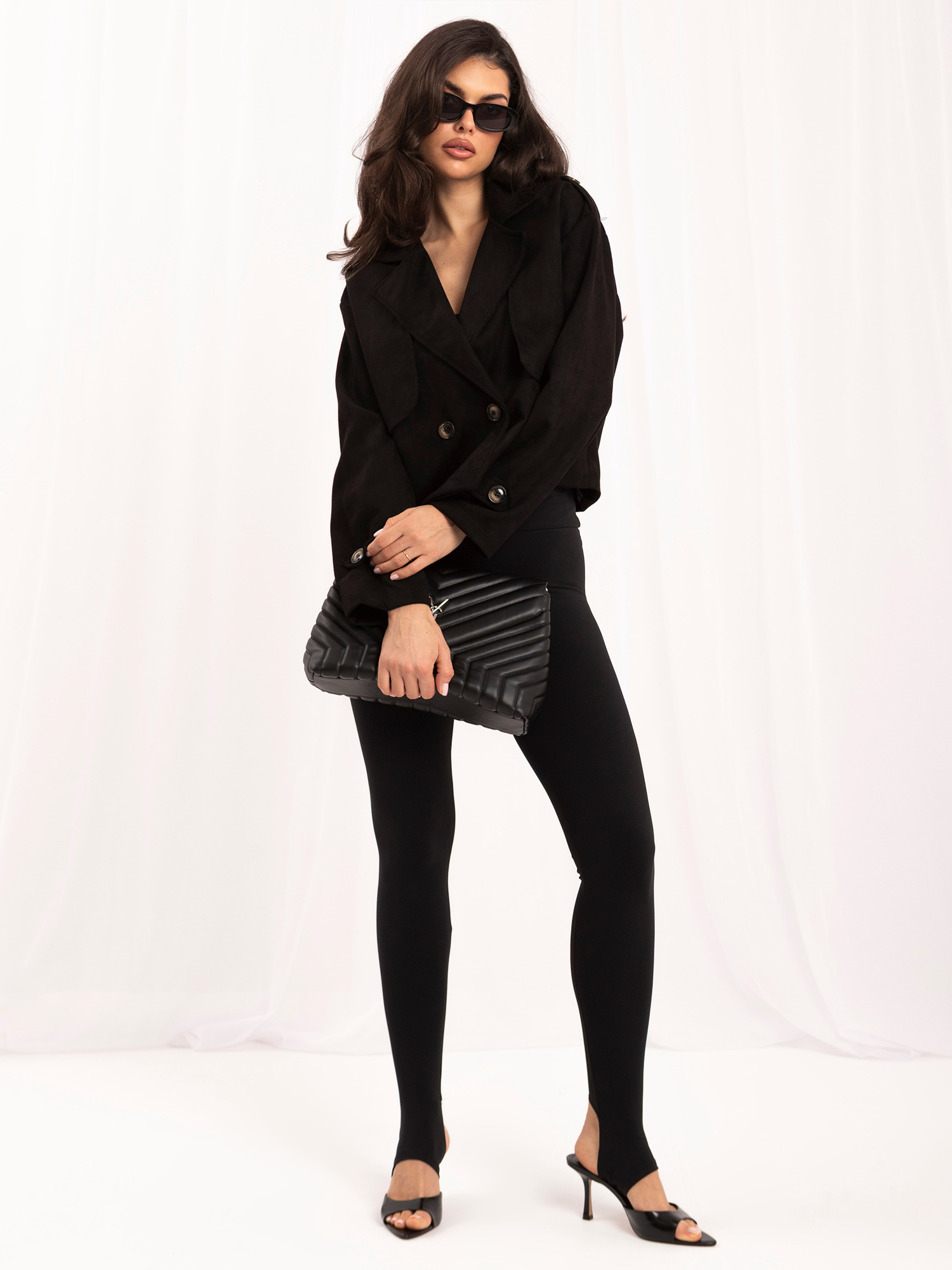Schwarze Jacke aus Wildlederimitat mit Schulterklappen.