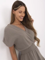 Ciemnobeżowa letnia sukienka z muślinu 