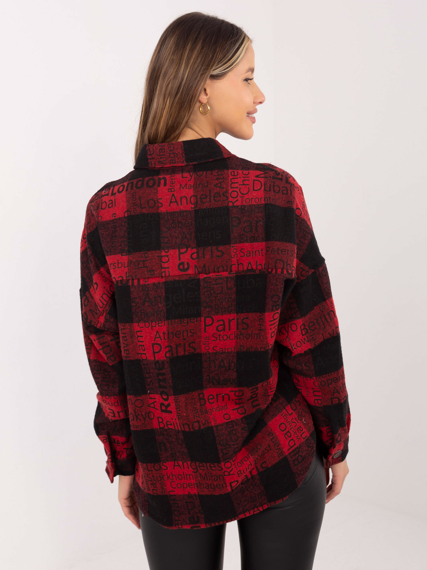Schwarz-rote karierten Hemdjacke mit Aufschriften.