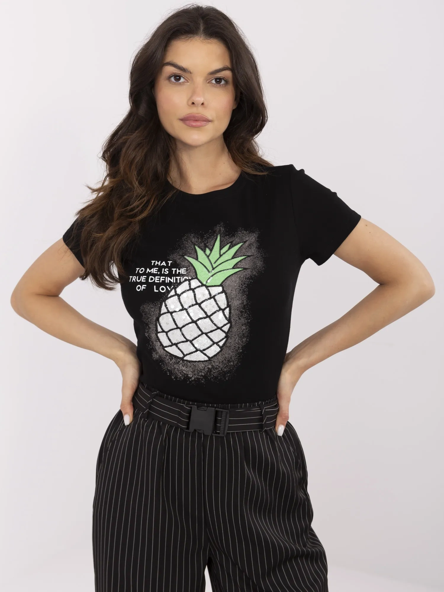 Czarny t-shirt z aplikacją w kształcie ananasa