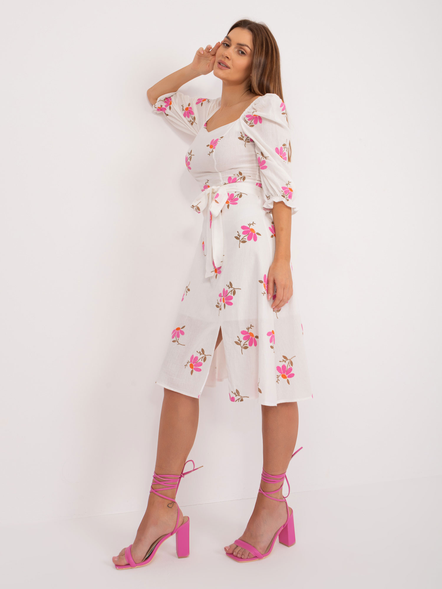 Hurt Ecru-rosa Midi-Kleid mit Blumen und Gürtel.