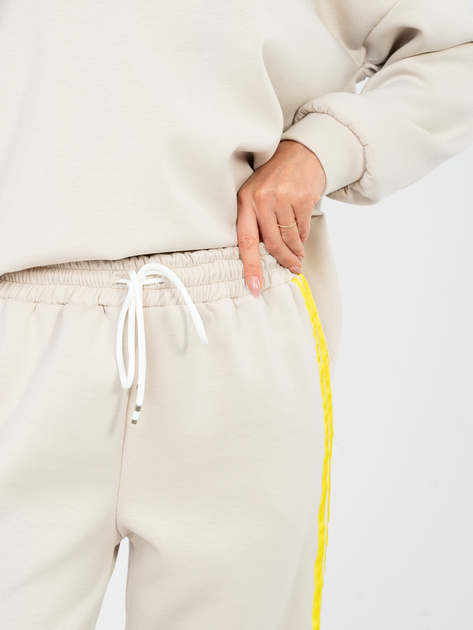 Jasnobeżowe spodnie z kontrastowymi lampasami RUE PARIS