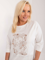 Online velkoobchod Ecru blůzka plus size s nášivkami.