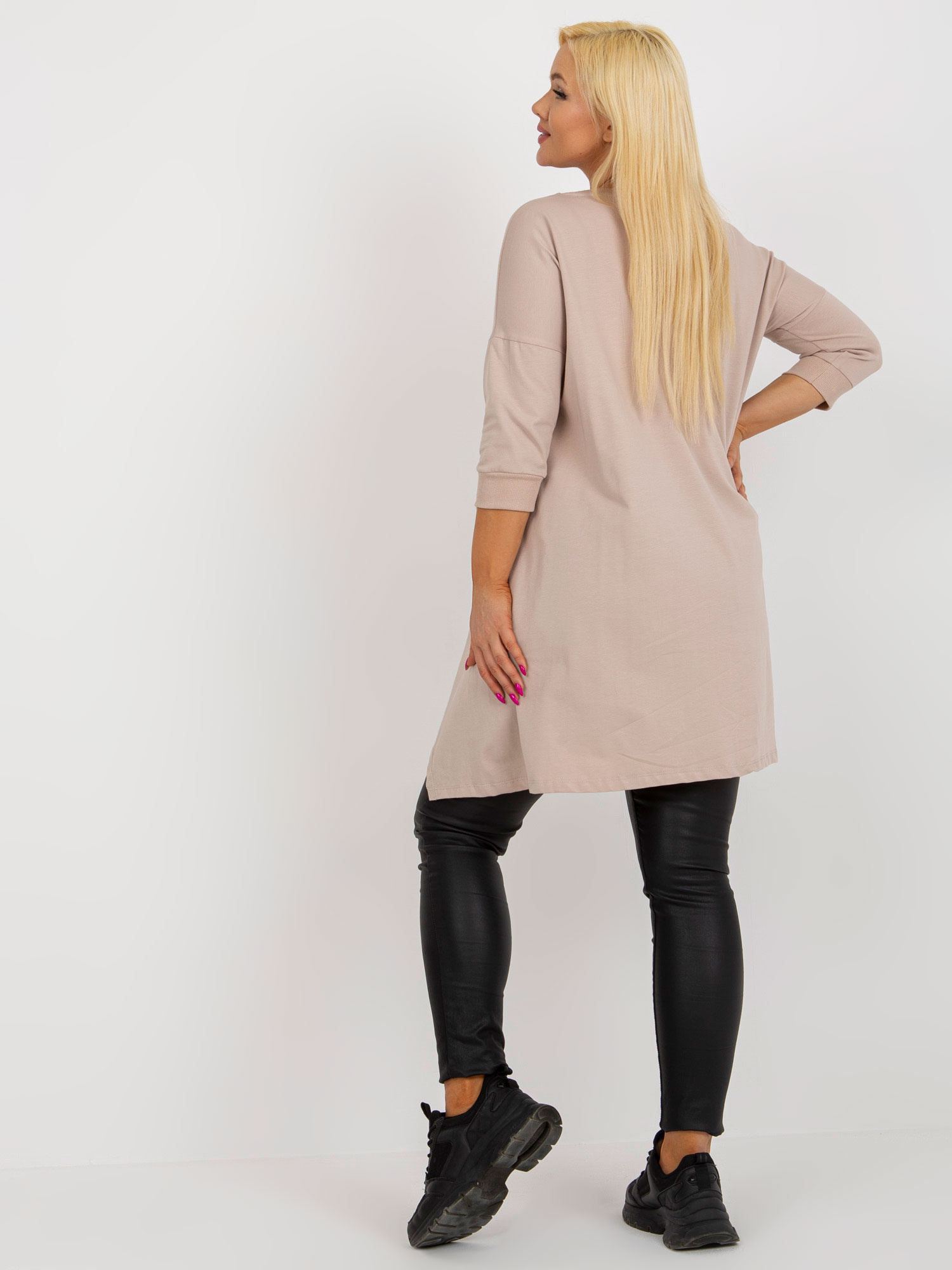 Beżowa długa bluzka plus size z aplikacją z dżetów