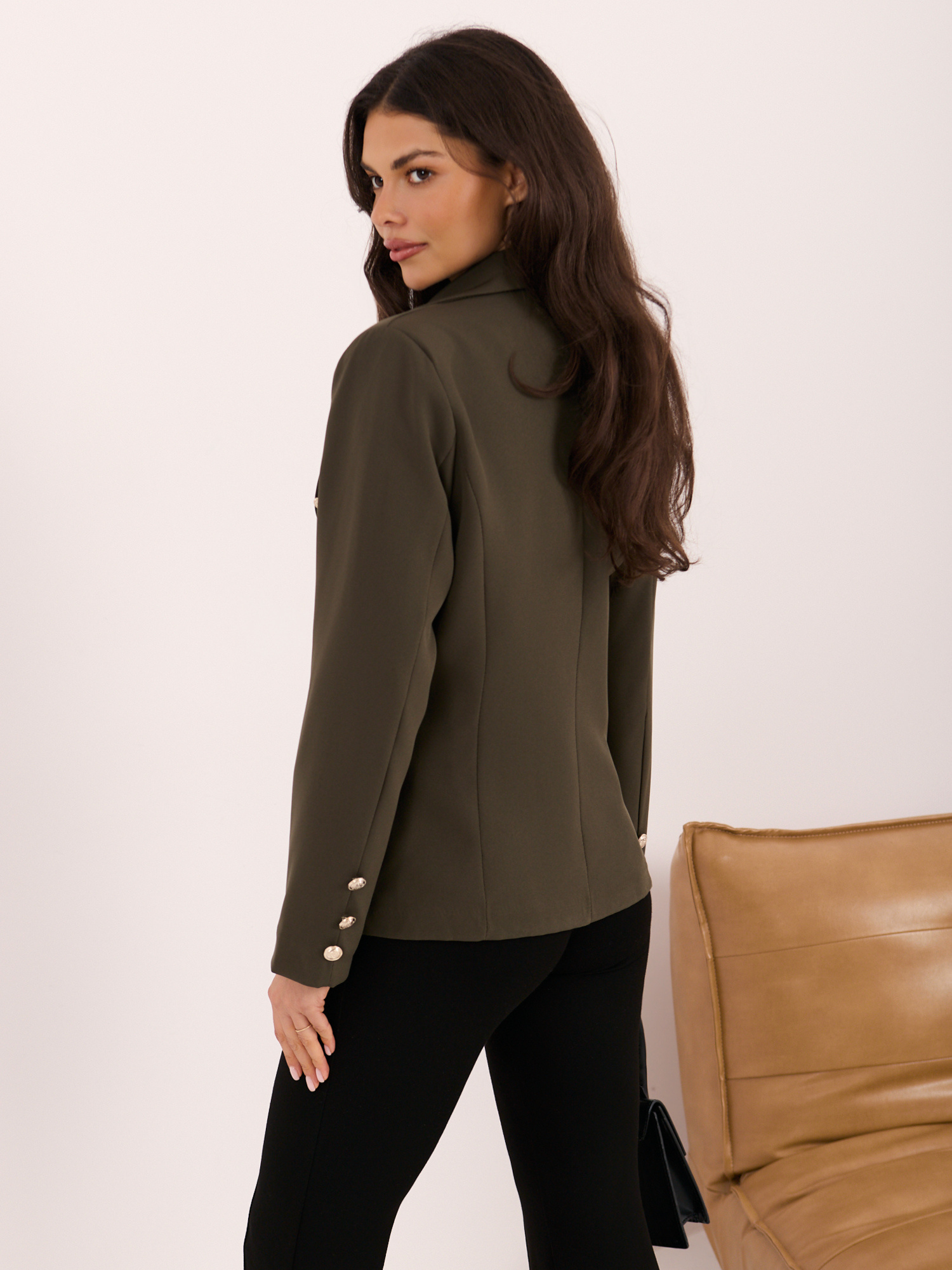 Hurt Khaki Jacke mit dekorativen Knöpfen OCH BELLA.