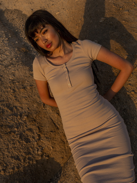 Beżowa sukienka z zatrzaskami przy dekolcie RUE PARIS