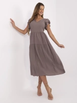 Dunkelbeige Kleid mit Rückenausschnitt.
