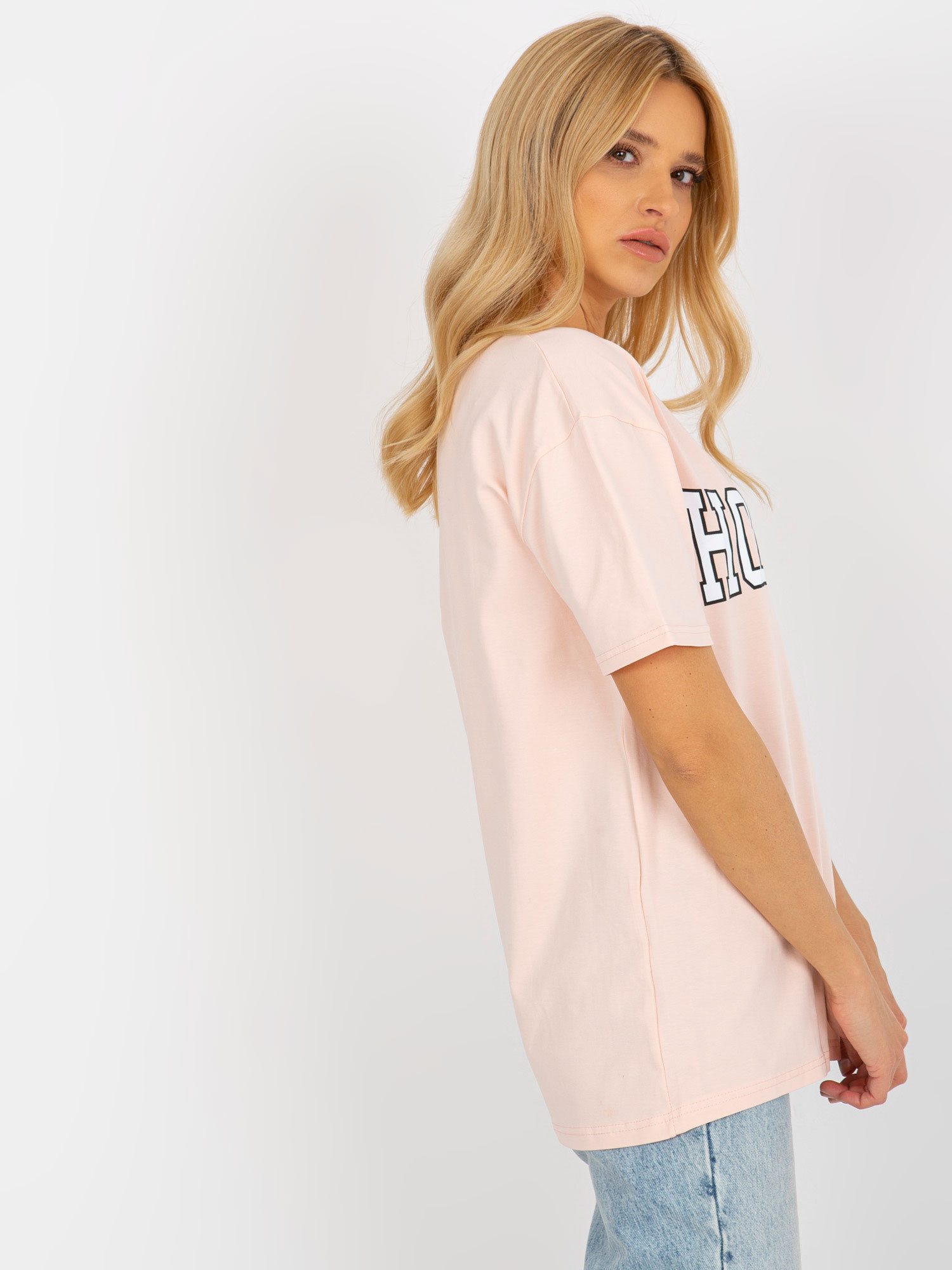Jasnobrzoskwiniowy damski luźny t-shirt z nadrukiem