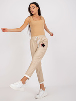 Beżowe spodnie z ekoskóry z kieszeniami Lana