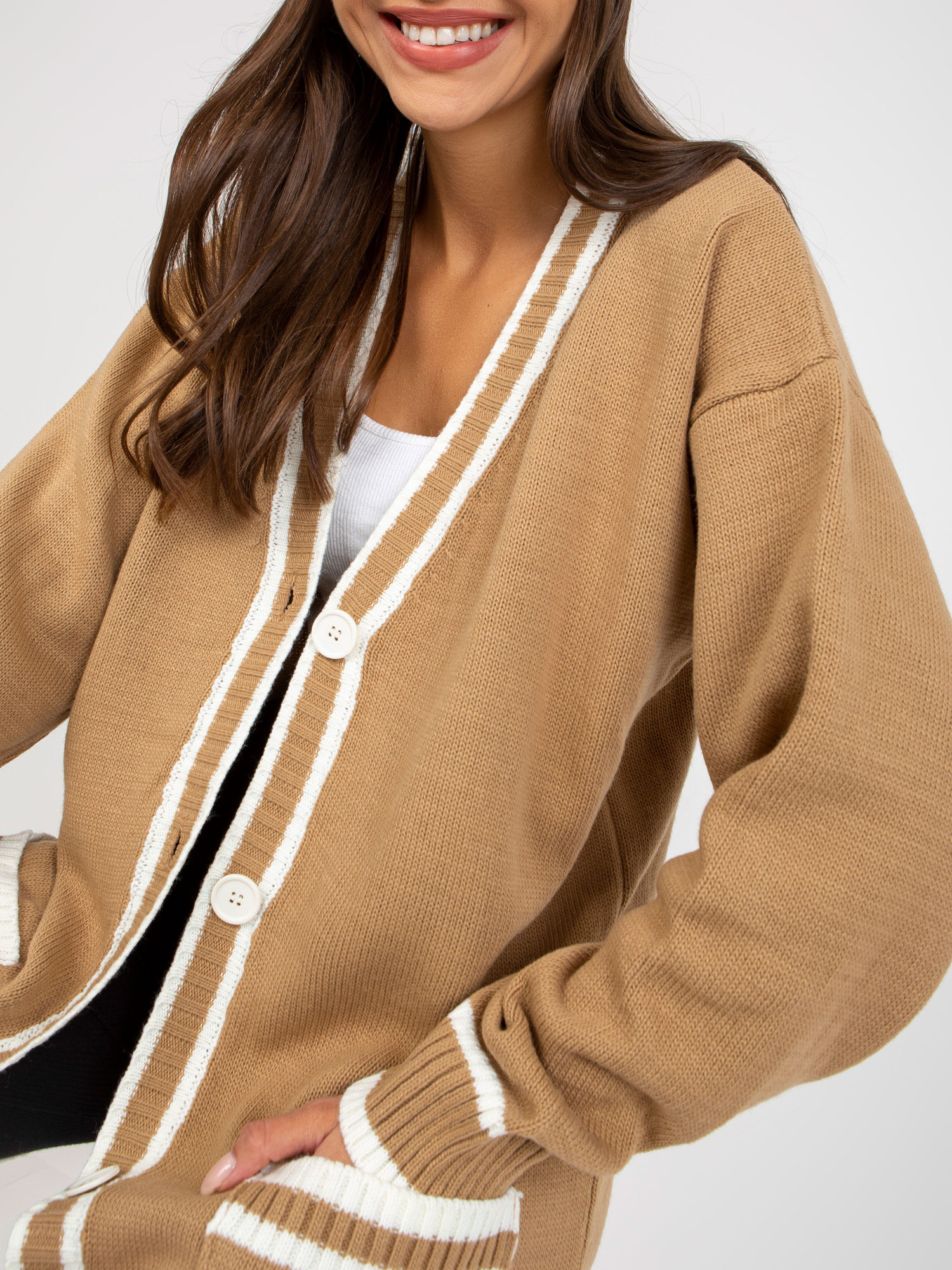 Großhandel Dunkelbeige Strickjacke mit Taschen RUE PARIS.