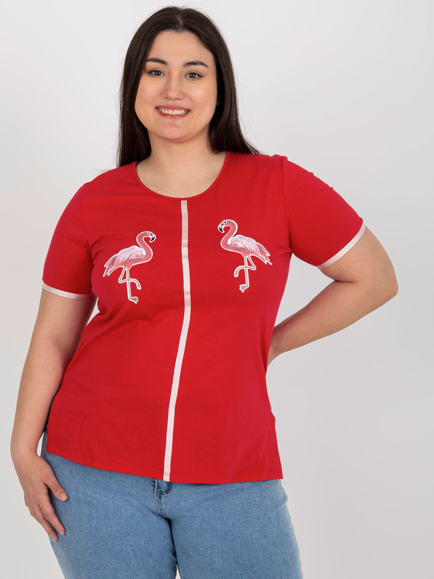 Raudonas moteriškas plus size marškinėliai su aplikacijomis.