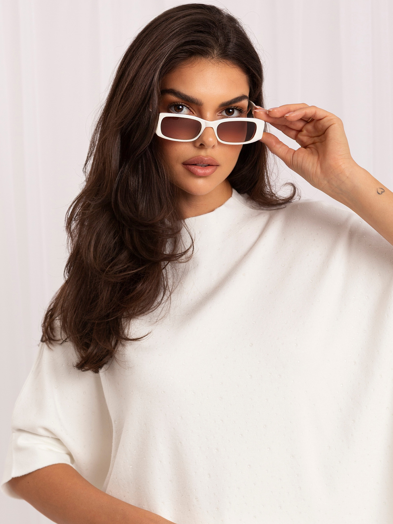 Ecru moteriškas megztinis puošiamas džetais.