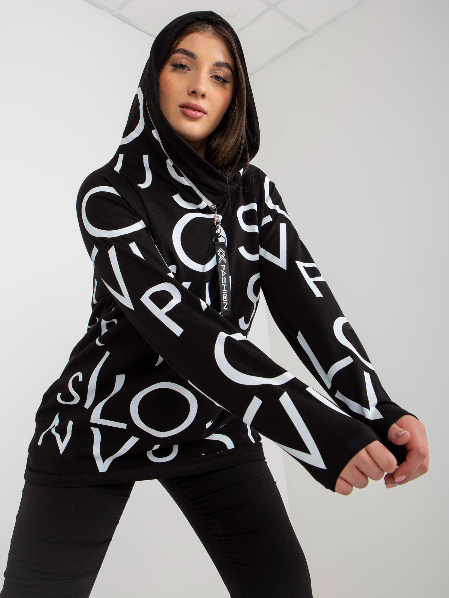 Hurt schwarze Damen Sweatshirt Plus Size mit Kapuze und Buchstaben.