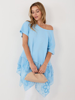 Jasnoniebieska długa bluzka z falbanami