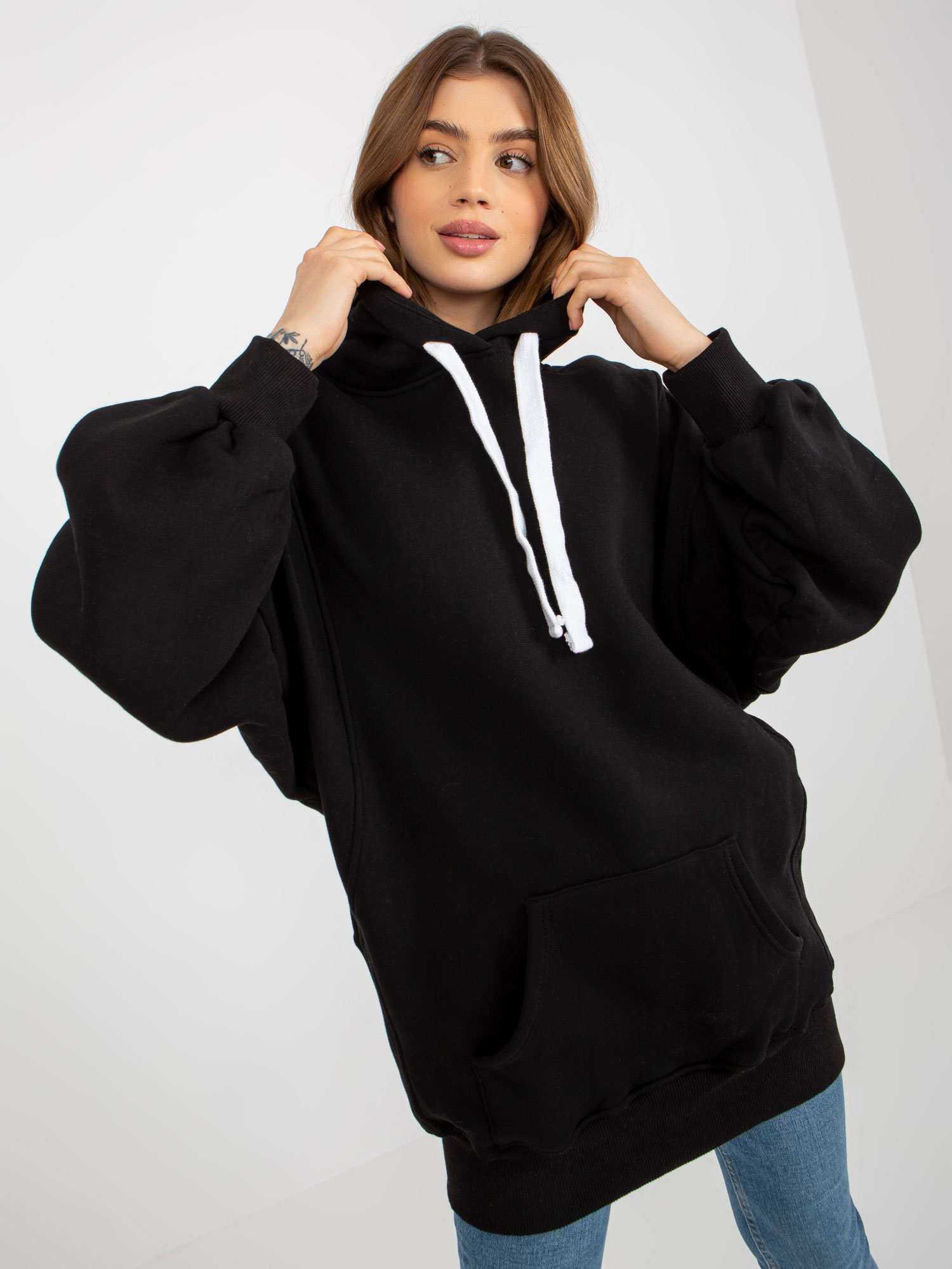 Czarna dresowa długa bluza basic o kroju oversize