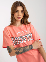 Hurtownia Brzoskwiniowy luźny damski t-shirt z napisem