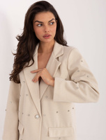 Jasnobeżowa marynarka z zapięciem na guzik