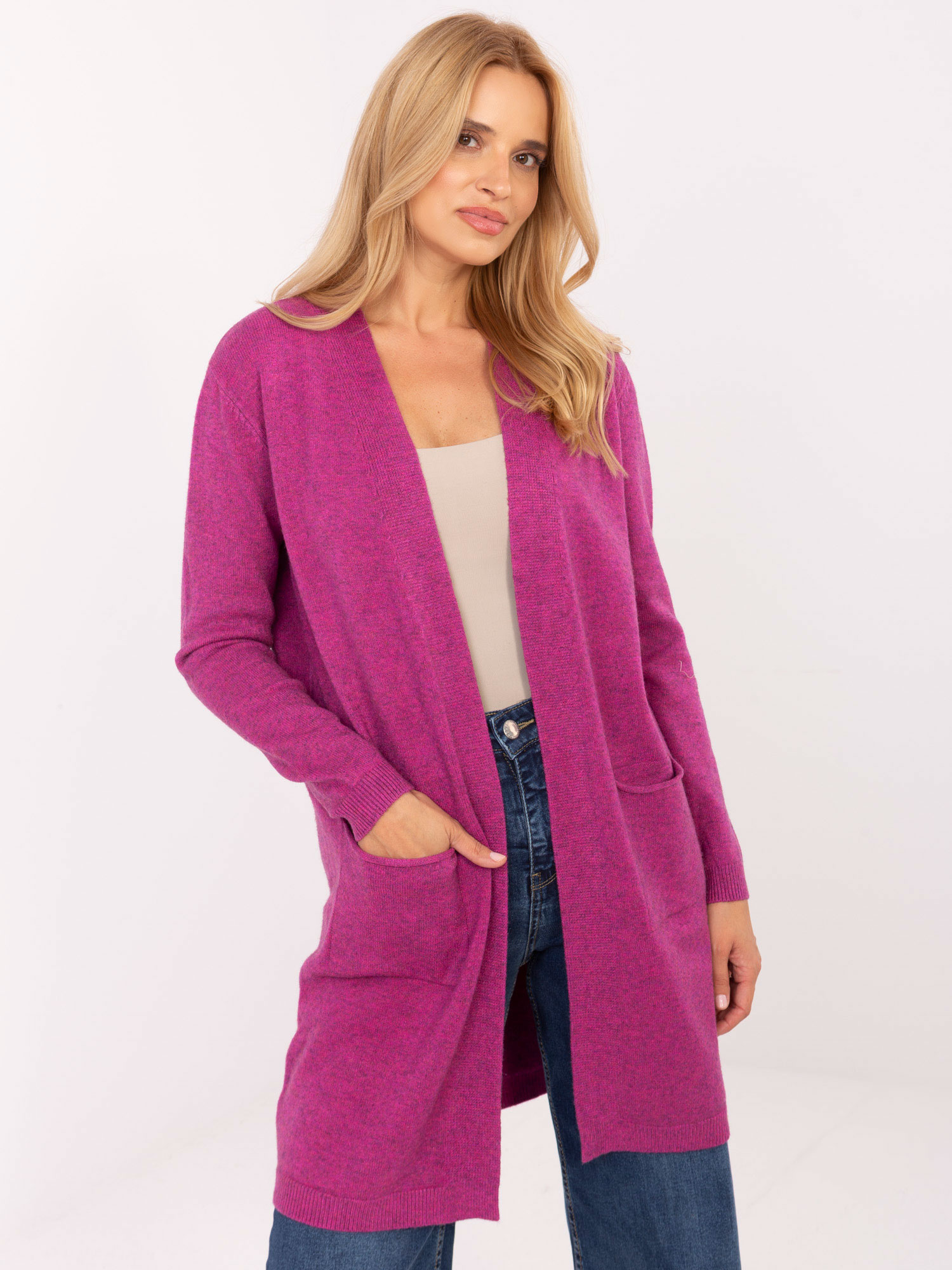 Fuchsia Cardigan mit langen Ärmeln.