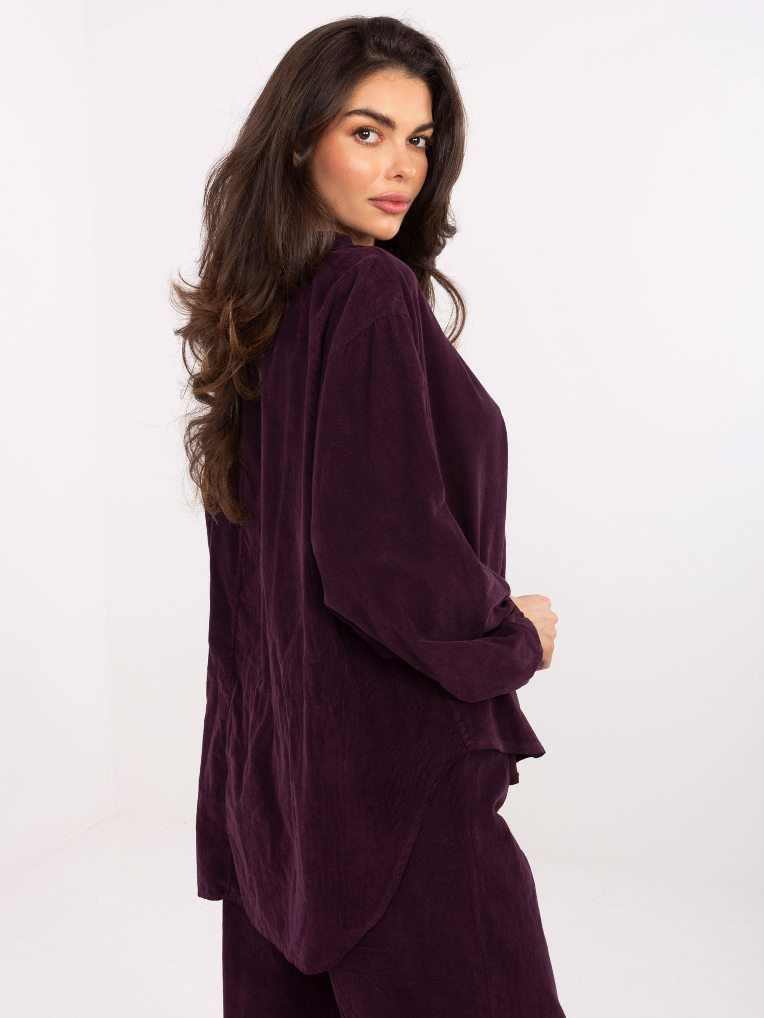 Dunkellila Cordbluse aus dem Set.