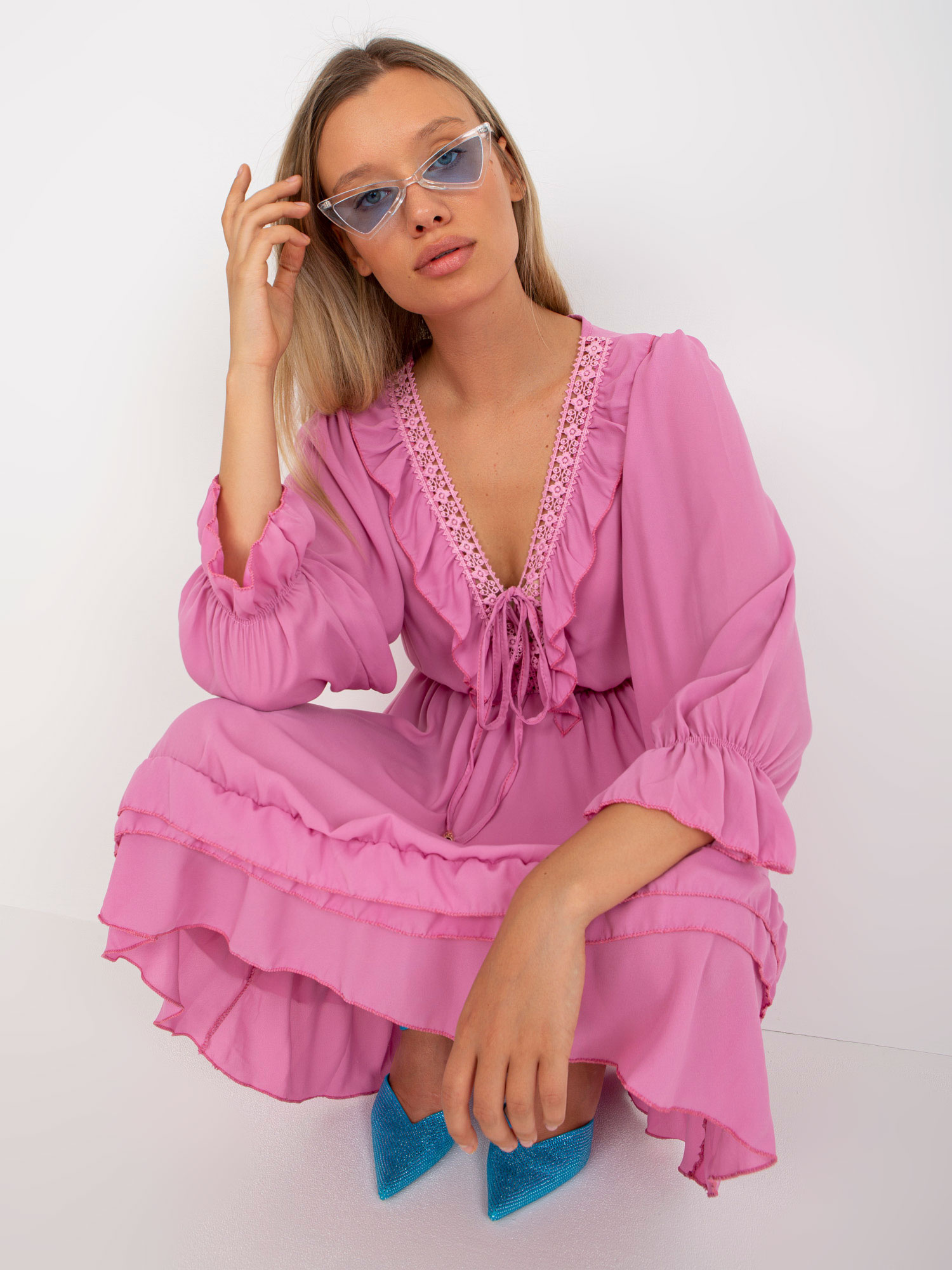 Różowa mini sukienka boho z falbaną Winona OCH BELLA