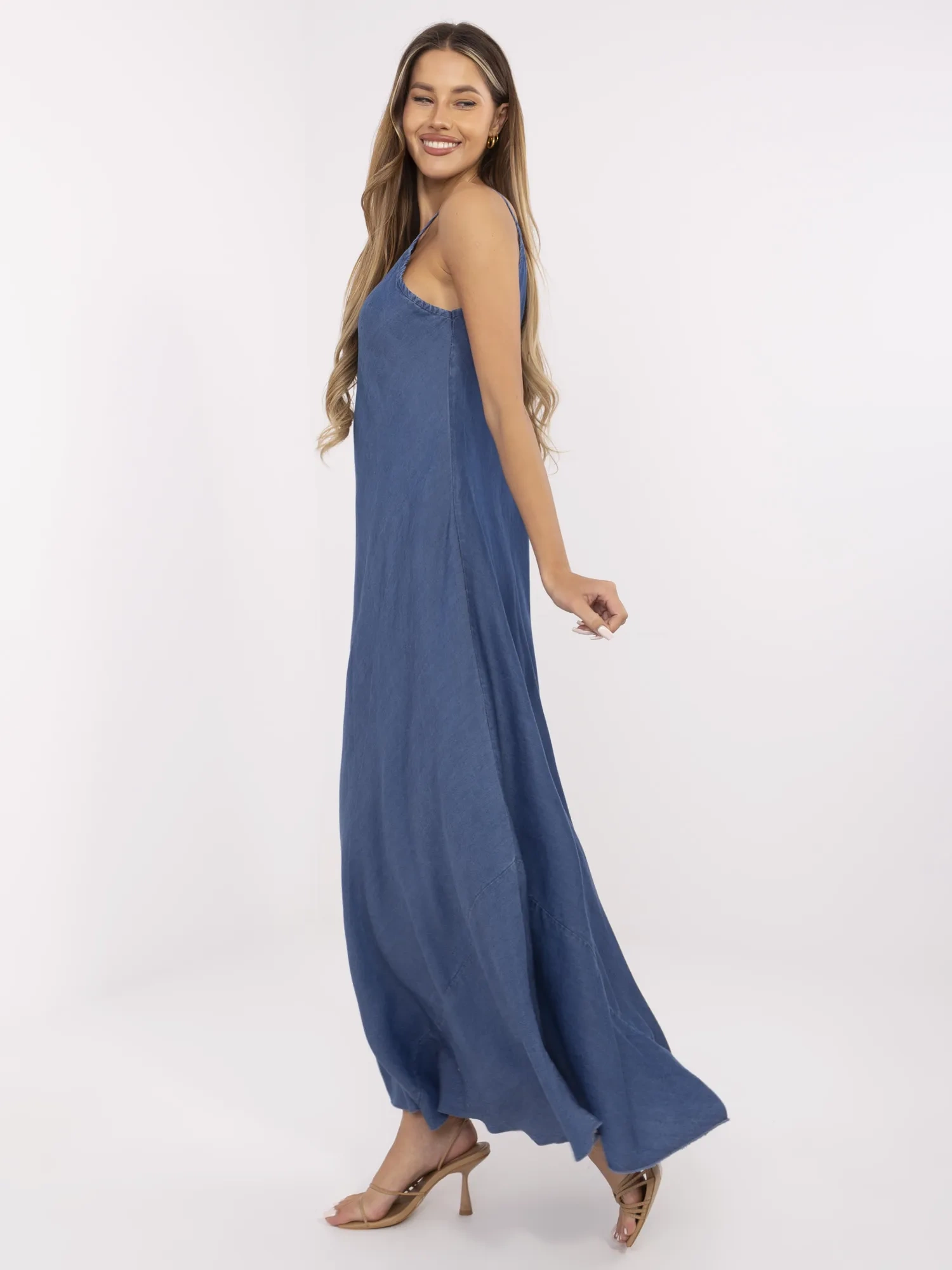 Dunkelblaues Maxikleid aus dünnem Jeansstoff.