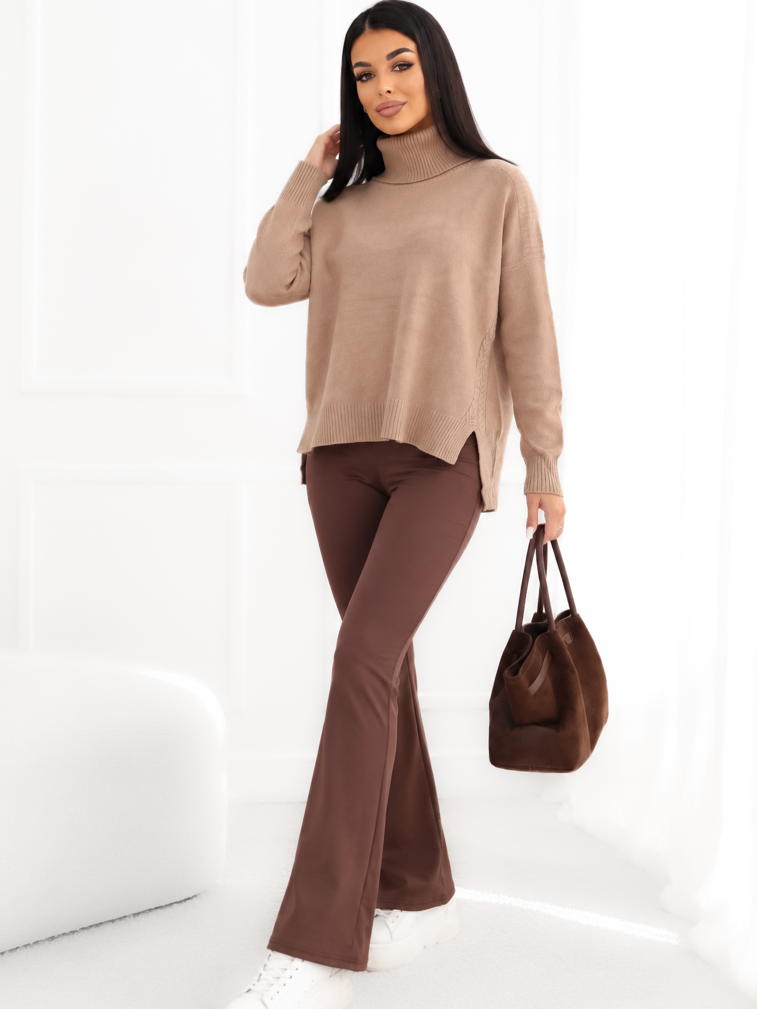 Dunkelbeige Oversize-Pullover mit längerem Rücken.
