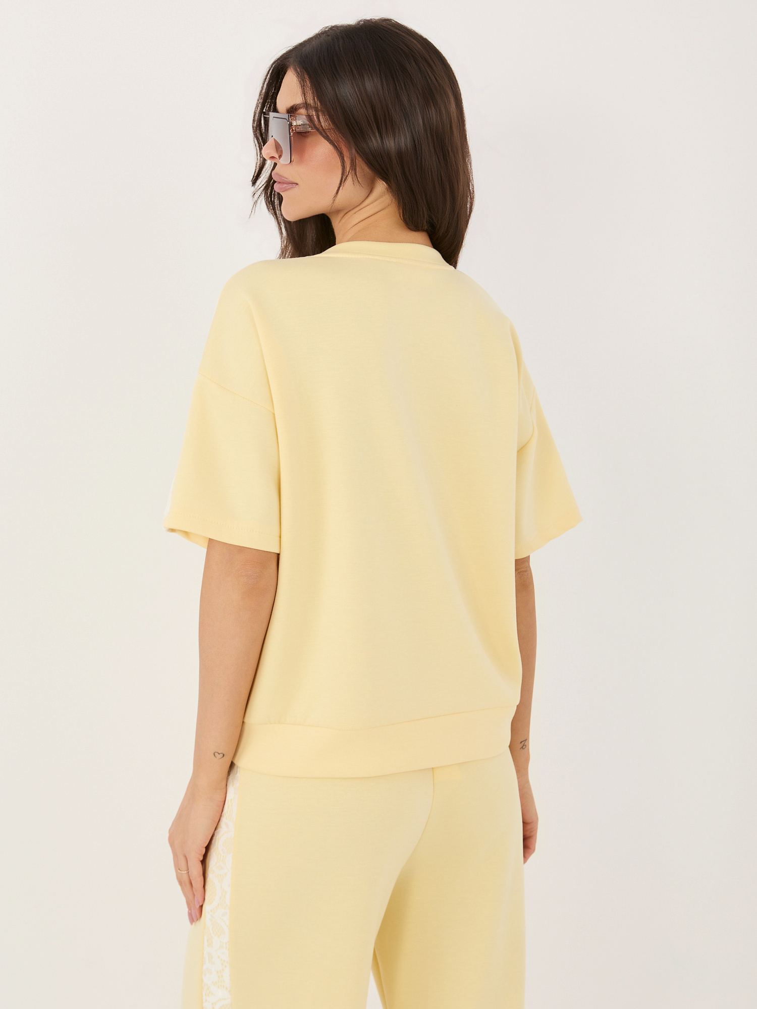 Jasnożółta damska bluzka z koronkowymi lampasami