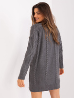 Dunkelgraues Strickkleid mit Zöpfen.