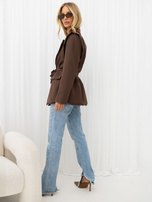 Braune Damenjacke mit gebundenem Gürtel.
