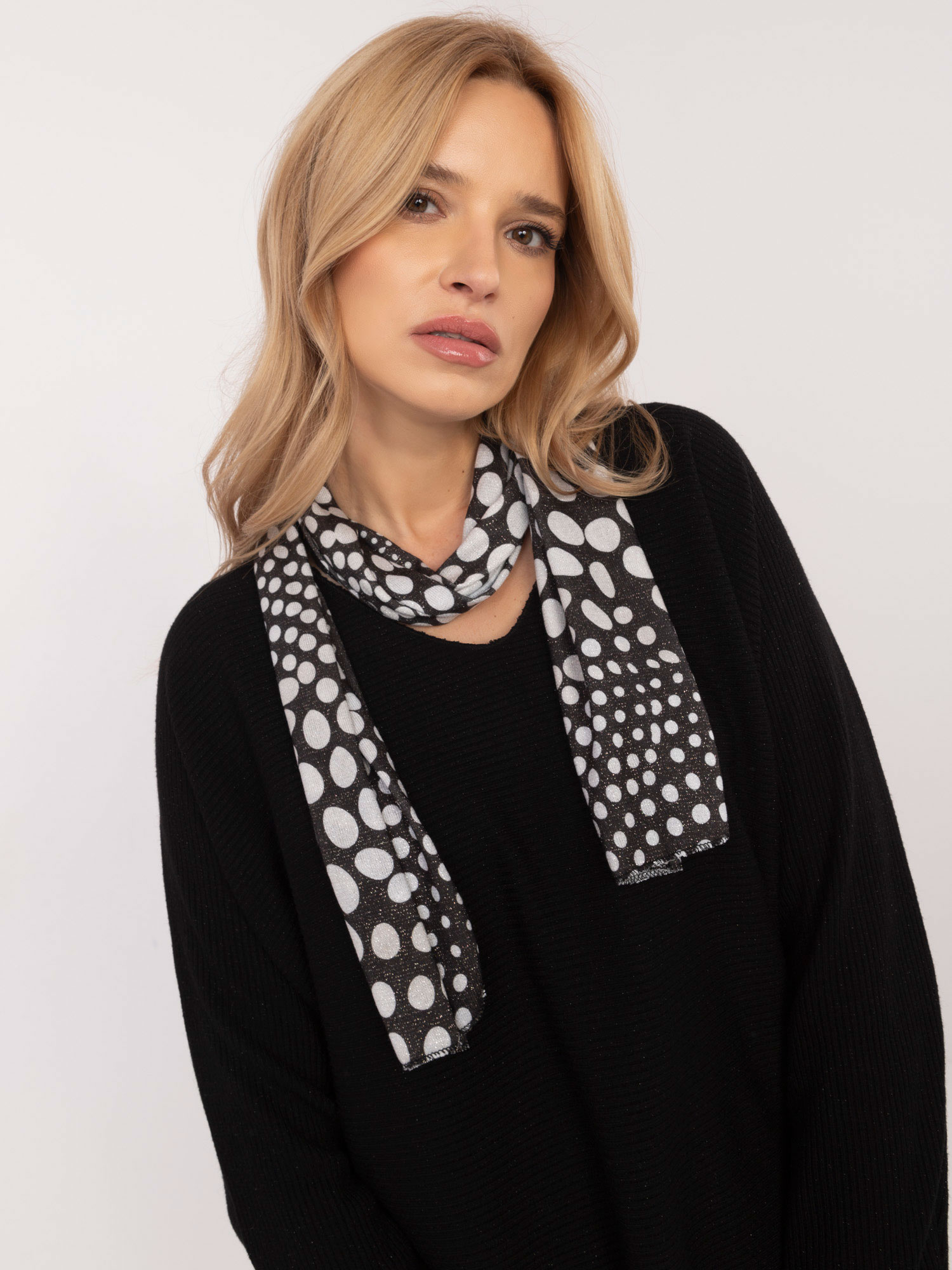 Hurt Czarny damski sweter oversize z błyszczącą nitką